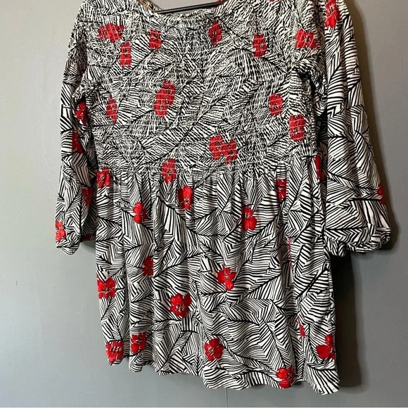J.Jill Black & White Blouse Top Red Flowers Shirred Upper Flowy size small - Picture 2 of 8